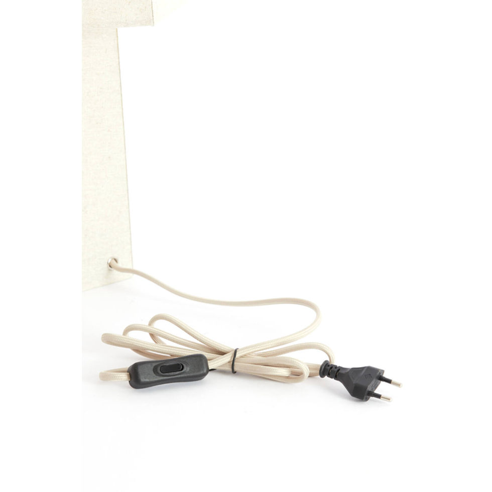 Détail du câble électrique avec interrupteur de la lampe MUSABO.