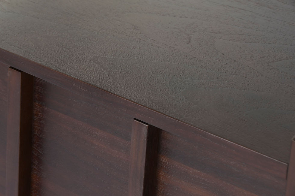 Buffet MDF effet noyer 200 cm avec portes en relief.