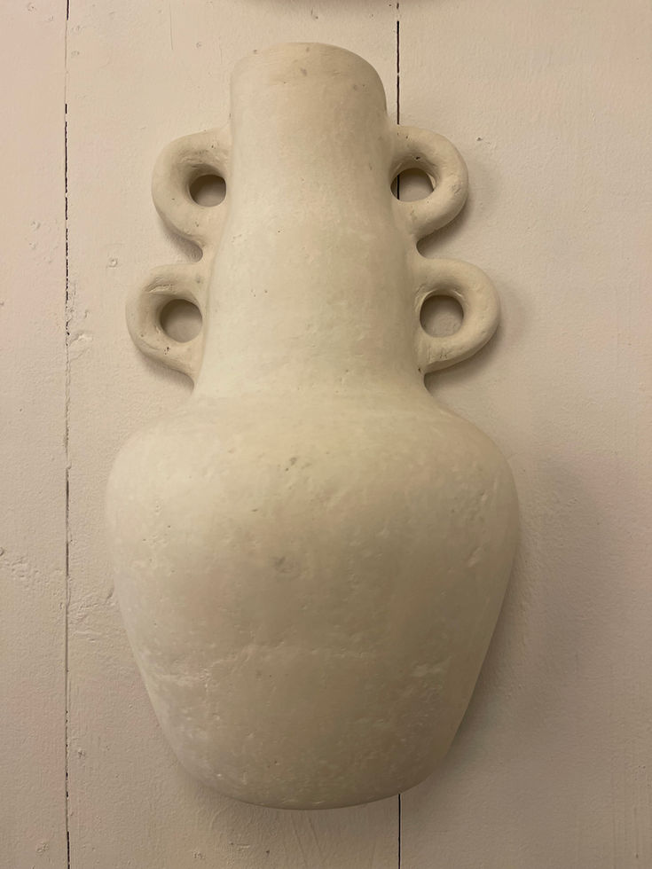 Vase mural beige en papier mâché avec anses arrondies, hauteur 34,5 cm