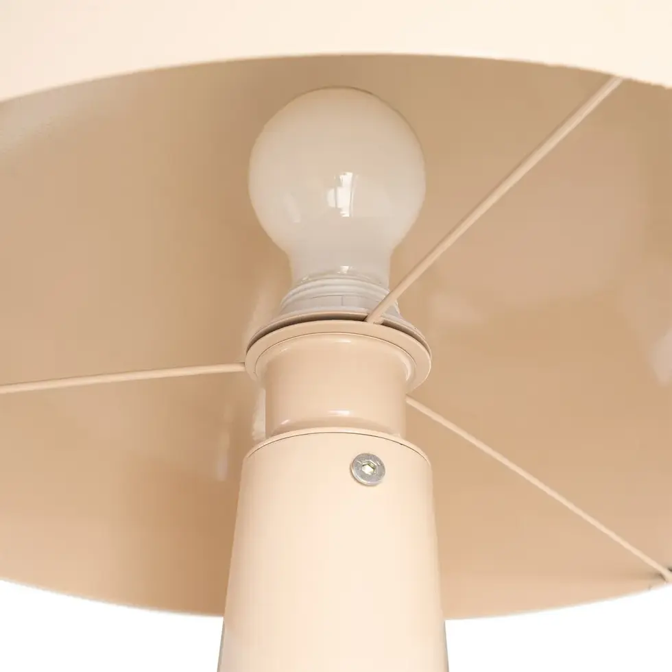 Lampadaire design en métal beige avec abat-jour dôme