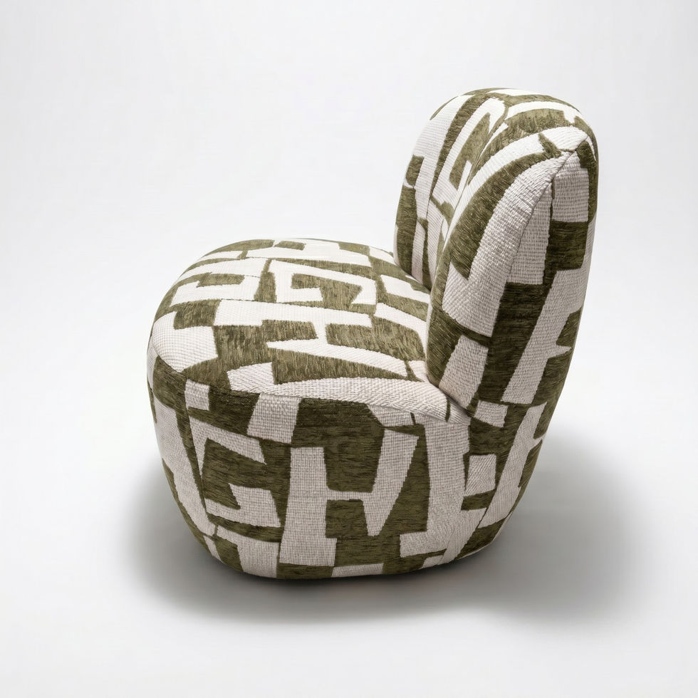 Fauteuil lounge arrondi Belle Rive Maze kaki et écru au motif géométrique abstrait en polyester texturé.