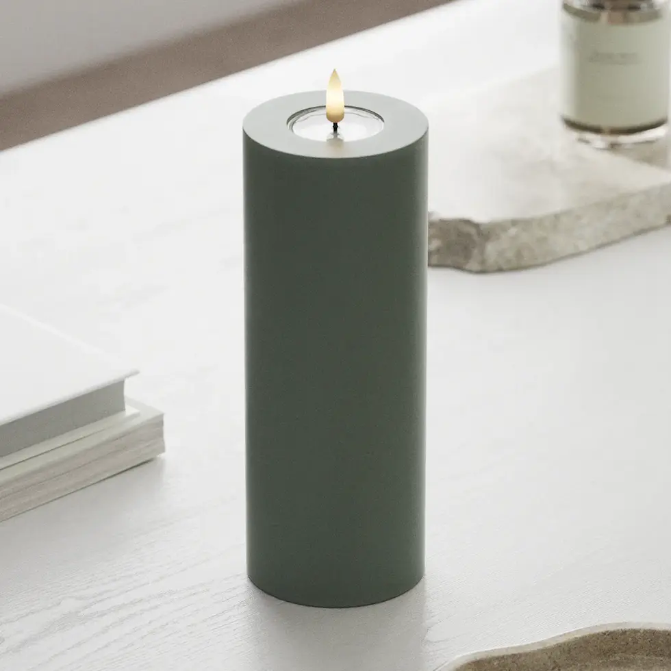 Bougie LED vert sauge Deluxe Home Art Ø 7,5 x 20 cm avec flamme 3D