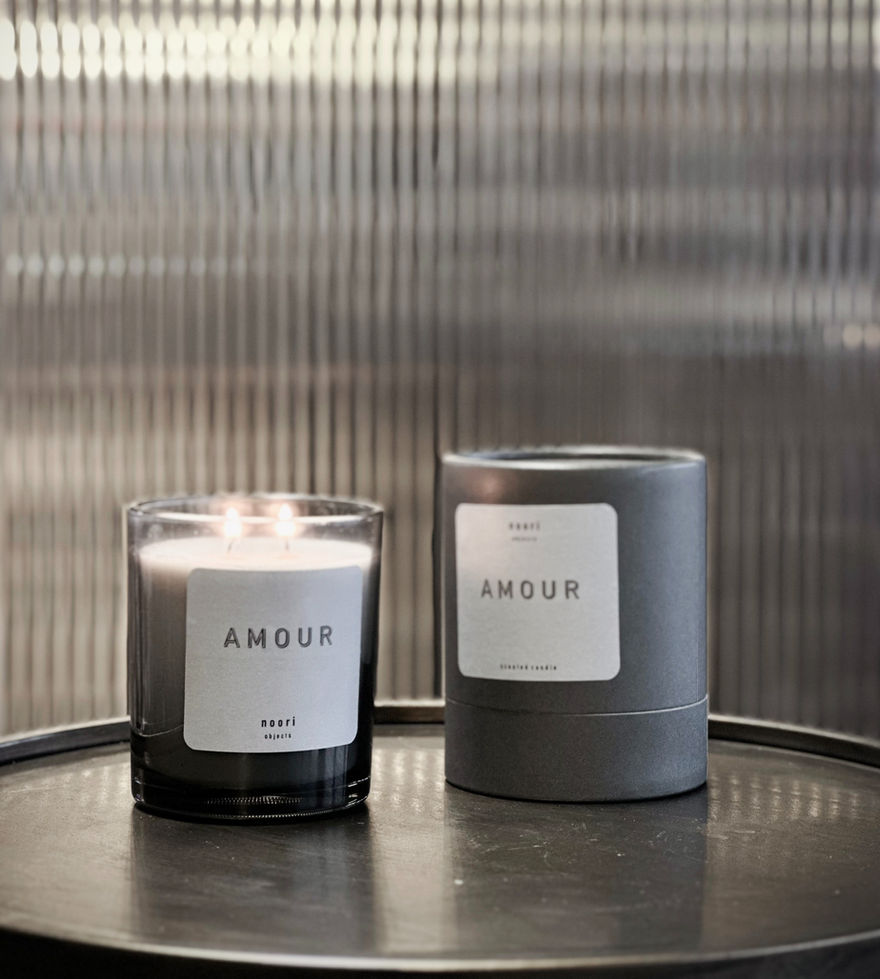 Bougie parfumée AMOUR allumée avec son coffret gris élégant, création Noori Objects