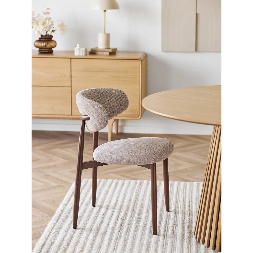 Chaise Auguste bois foncé tissu couleur sable piétement métal effet bois noyer.