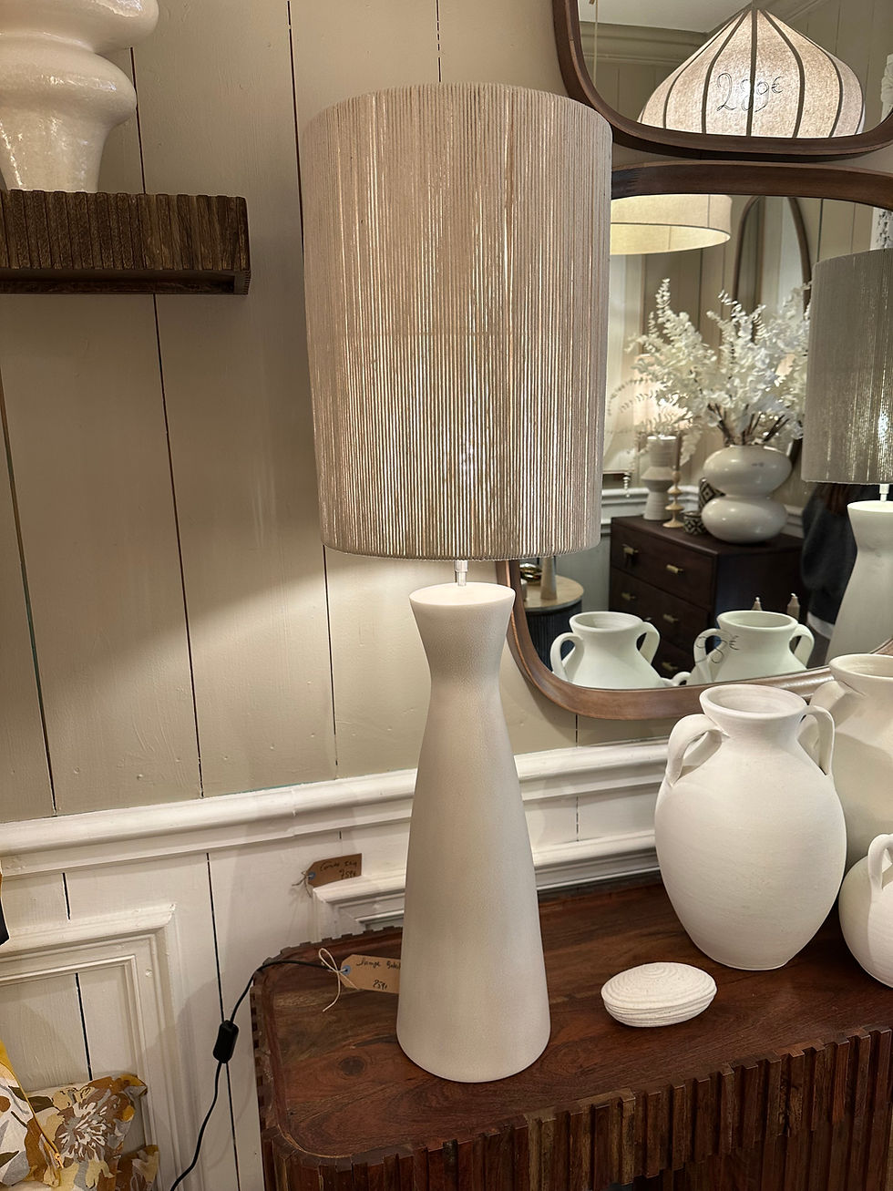 Lampe Clemont en céramique blanche texturée grand format avec abat-jour cylindrique.