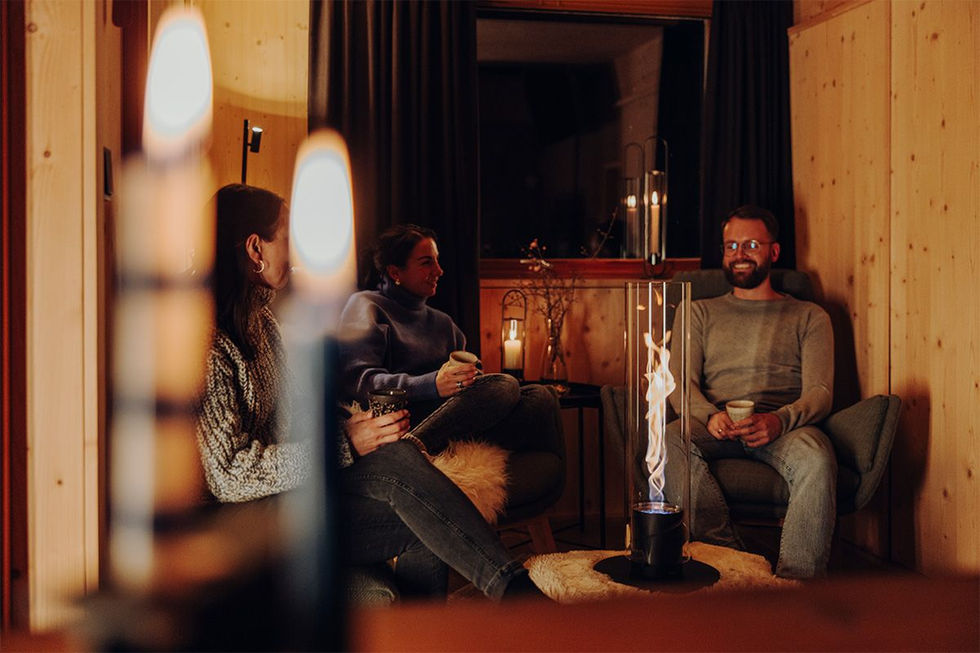 Lanterne bioéthanol SPIN 1500 noire allumée avec son effet vortex dans le cylindre en verre