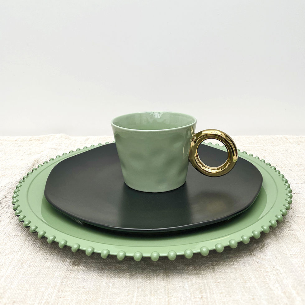 Tasse mug en céramique vert matcha avec une grande anse ronde dorée, modèle design Matins Câlins.