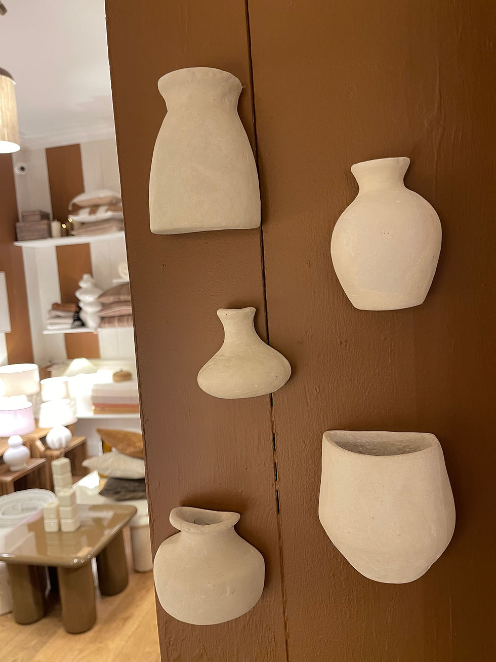 Petit vase mural en papier mâché blanc cassé pour décoration murale artisanale