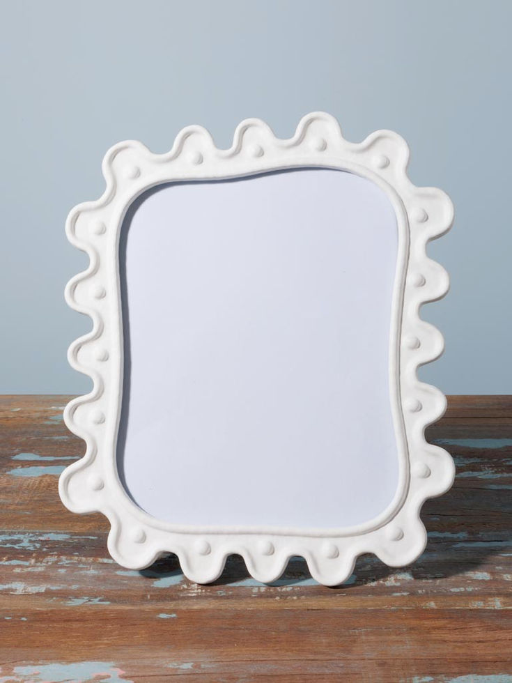 Grand cadre photo Anima 20x25 cm en résine blanche au design ondulé.