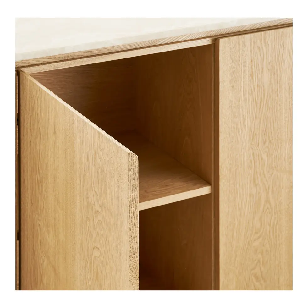 Buffet en frêne naturel avec plateau en granit blanc cassé et portes arrondies.