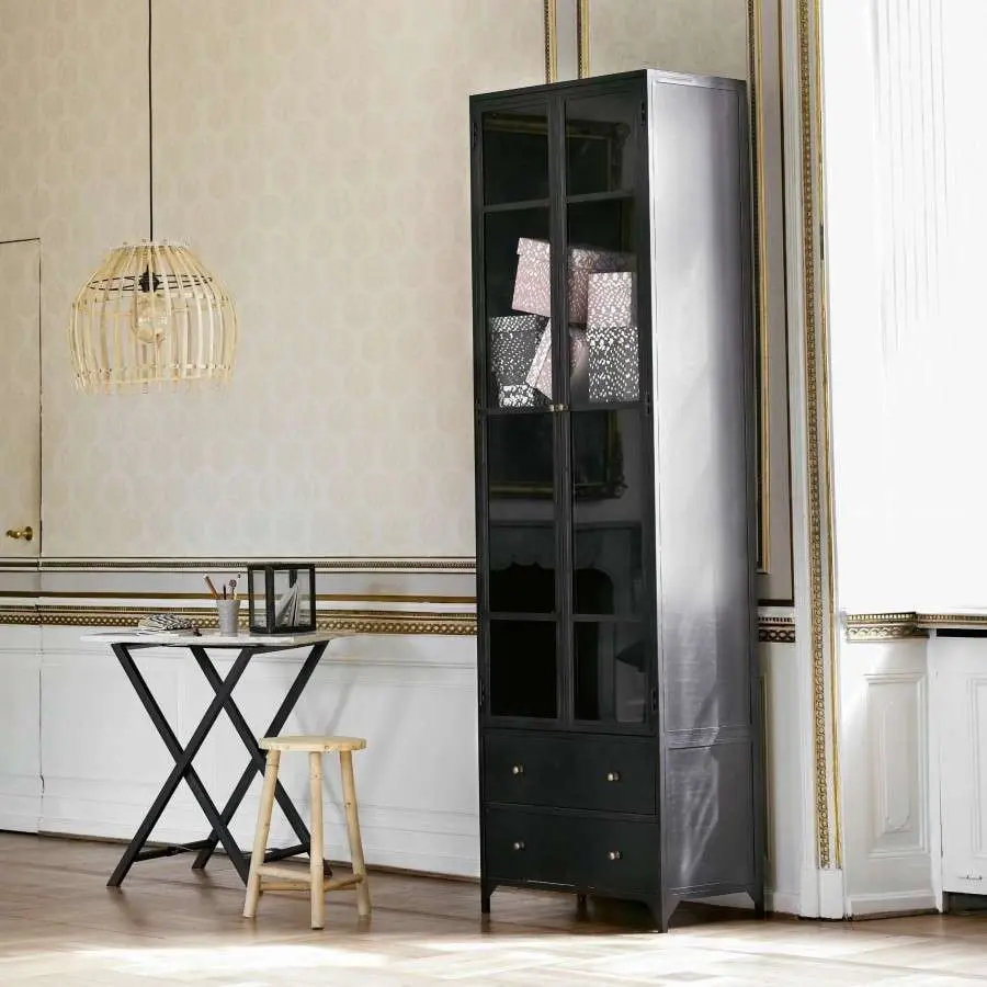 Grande vitrine haute en fer noir de style industriel Tine K Home, avec deux portes vitrées et deux tiroirs de rangement, prés