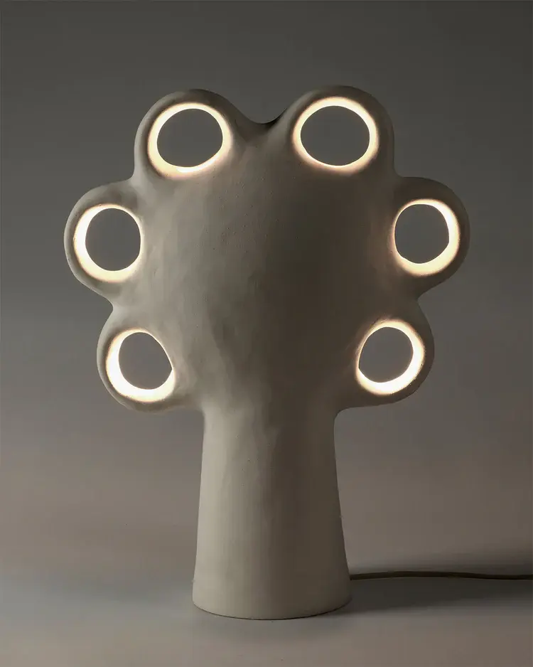 Lampe de table ou sol Harna de Serax en grès beige design organique sculptural.