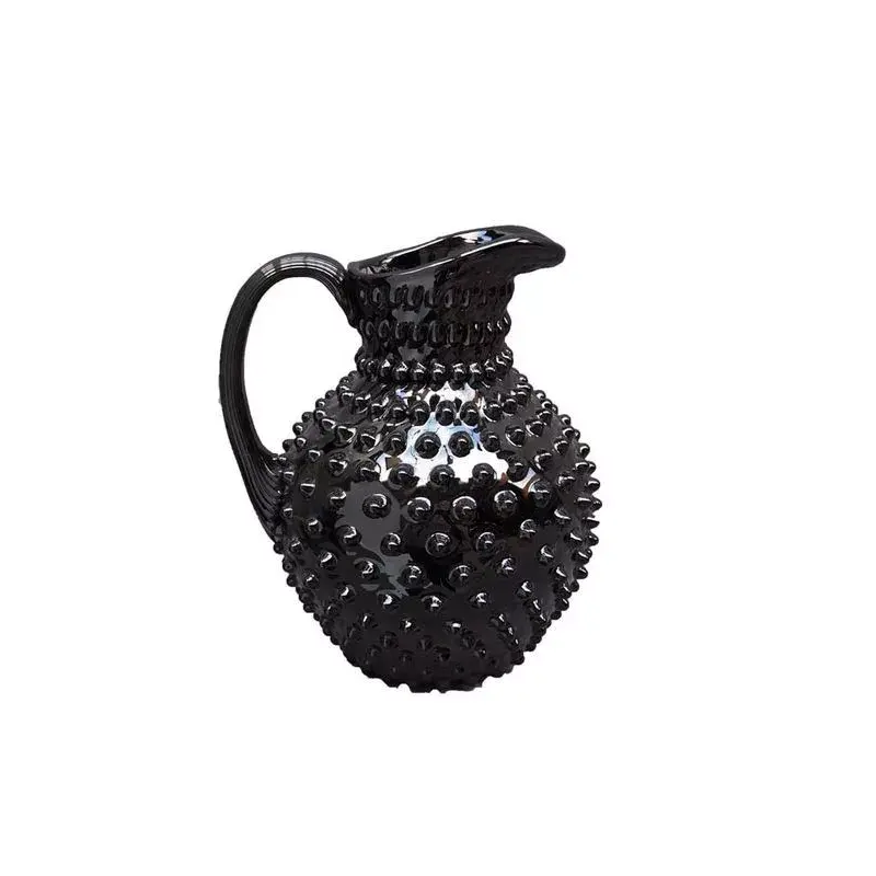Grand pichet noir 2L en cristal de Bohème avec relief pointe de diamant pour décoration de table – Sélection Chehoma.