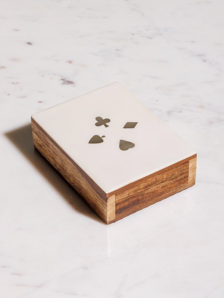 Coffret de jeu de cartes en bois avec couvercle en résine blanche et symboles incrustés.