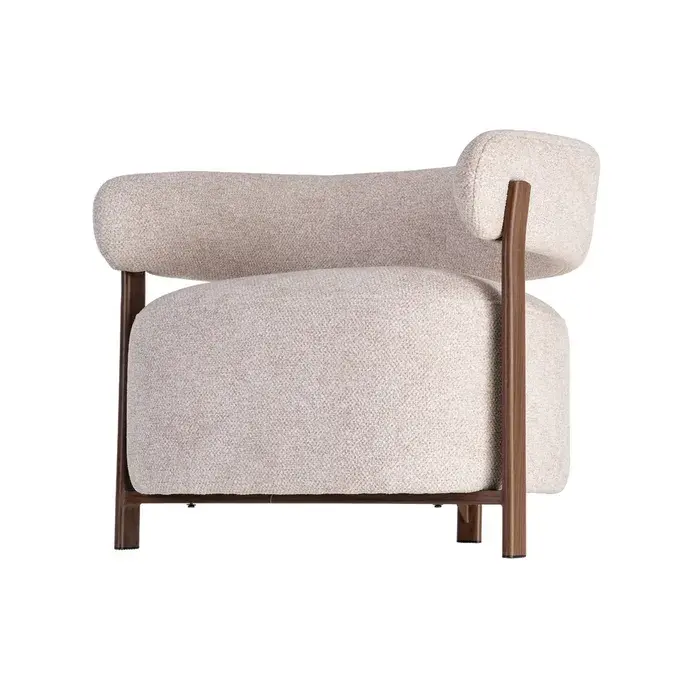 Fauteuil enveloppant en tissu beige texturé avec pieds en métal effet bois.