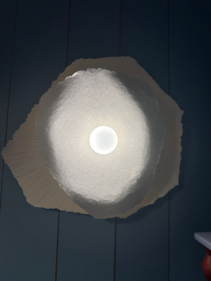 Applique murale poétique en papier mâché forme pétale double corolle blanc cassé.