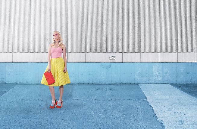 Model auf Grau: Blau