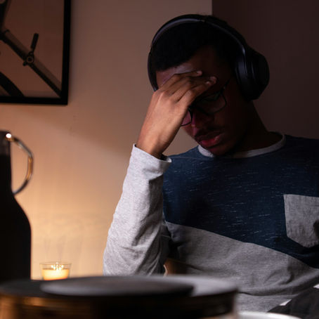 An entrepreneur is reading a Succeed and Elevate blog to help him overcome imposter syndrome so that he can know how to build confidence when operating in his business.