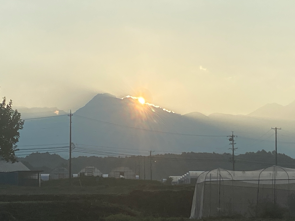 八ヶ岳から朝日が昇ります