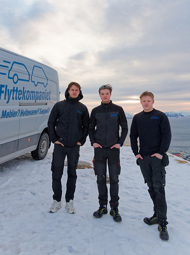 Ansatte fra Flyttekompaniet med flyttebil i Hammerfest