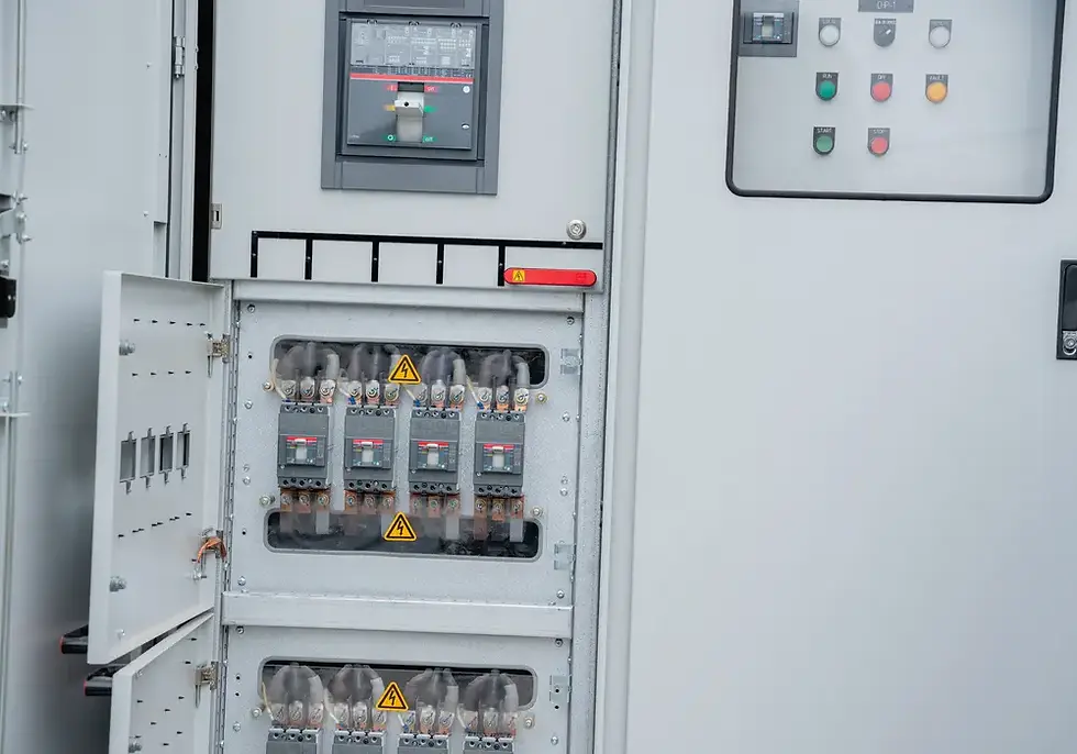 Os perigos podem estar presentes de diversas formas no local de trabalho, inclusive em sistemas elétricos energizados.