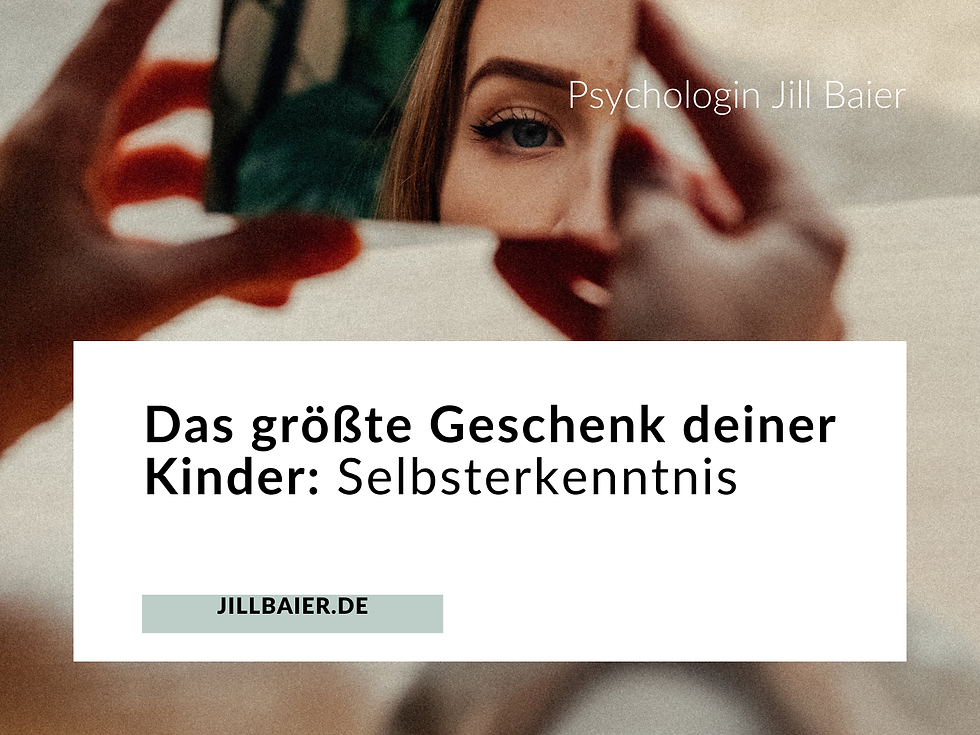 Ein kleiner, viereckiger Spiegel, gehalten von zwei Händen vor einem verschwommenen Hintergrund. Im Spiegel reflektiert sich das Auge einer Frau, symbolisierend die Selbsterkenntnis und Reflexion durch die Beziehung zu ihren Kindern.
