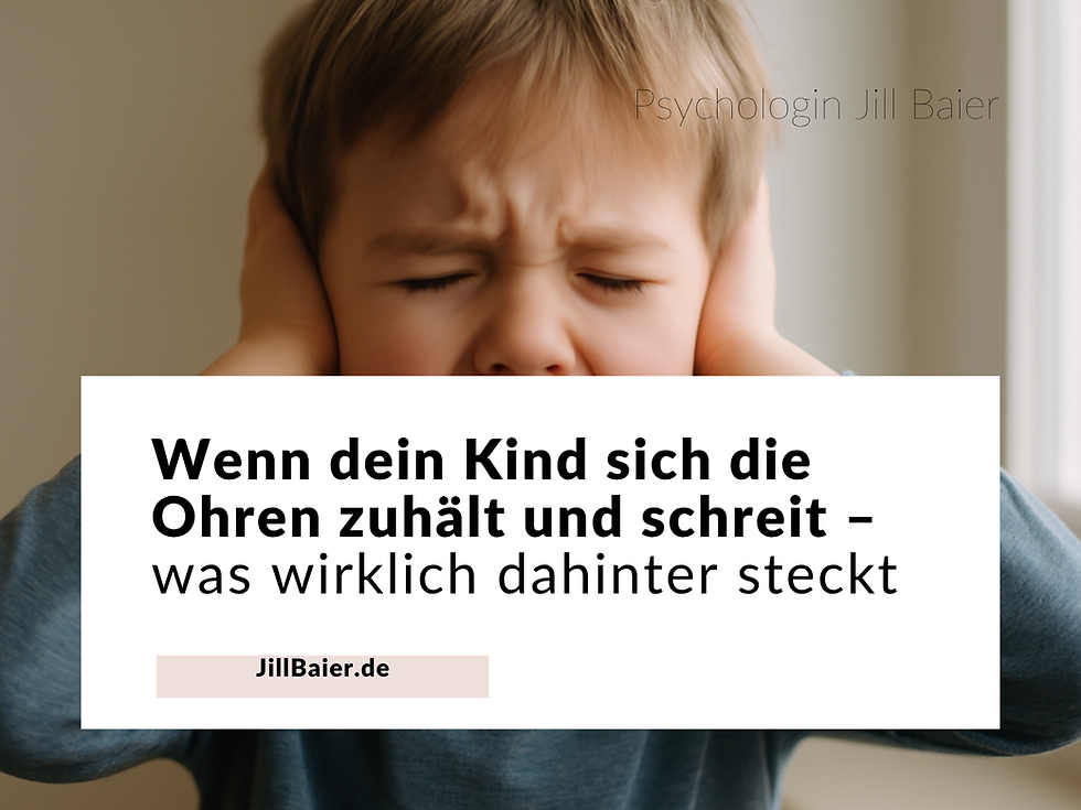 Kind hält sich die Ohren zu – Ausdruck von Überforderung