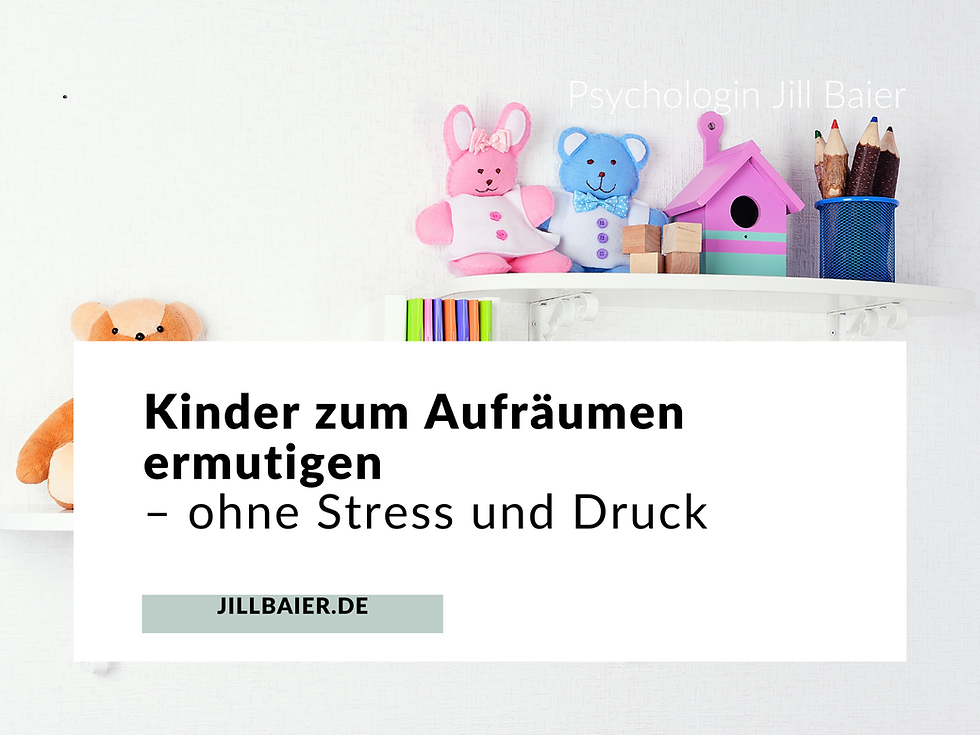 Leichte Unordnung im Schlafzimmer: Ein paar Kleidungsstücke liegen verstreut auf dem Boden. Alltagschaos, das viele Eltern kennen.