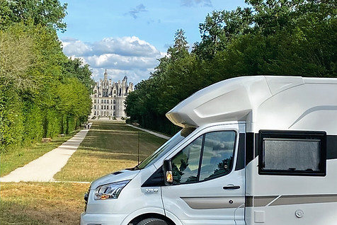 Camper op reis in landschap