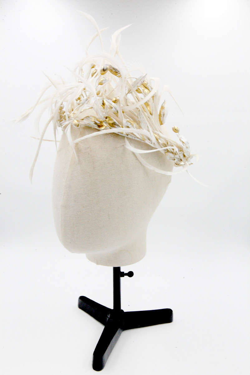 Miniature : Olivia-Couronne de mariée – Fruits, feuilles d’olivier dorés et blancs, et plume
