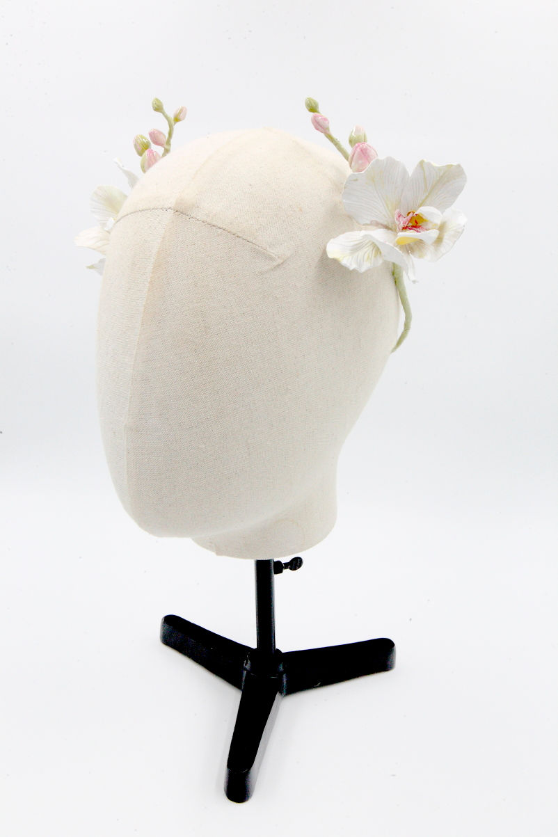 Miniature : Diadème pour mariée composé de deux orchidées en porcelaine froide dont les boutons forment une ligne inspirée du XVIIIᵉ sièc