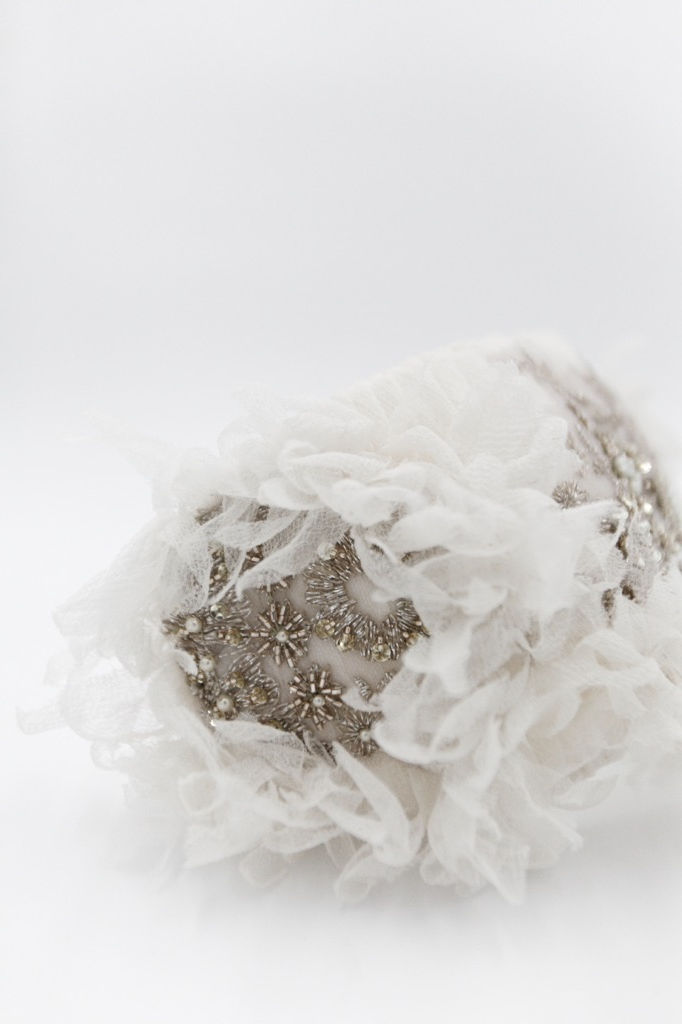 Miniature : Coiffe arrière de mariée en demi‑lune brodée de soie, de dentelle dorée et de strass fins, création artisanale.