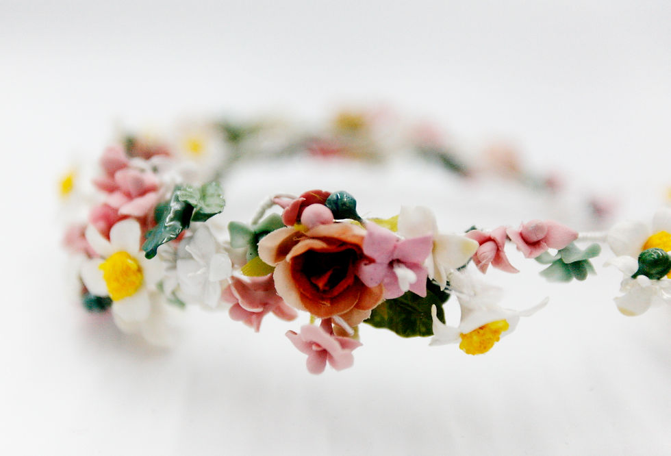 Couronne de mariée composée de fleurs, feuilles et détails aux couleurs douces en porcelaine froide et soie, façonnée à la ma
