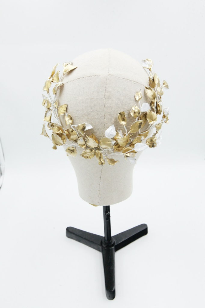 Miniature : Demi-couronne de mariée Feuilles Éternelles de 22 cm, composée de feuilles en porcelaine froide blanche, façonnées et peintes