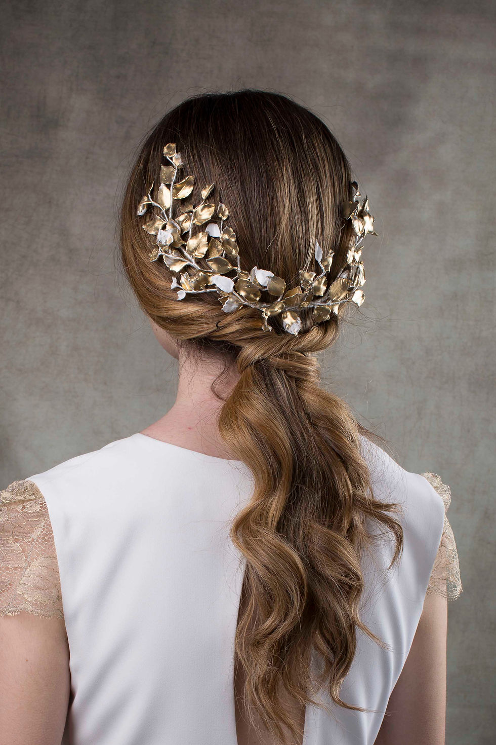 Demi-couronne de mariée Feuilles Éternelles de 22 cm, composée de feuilles en porcelaine froide blanche, façonnées et peintes