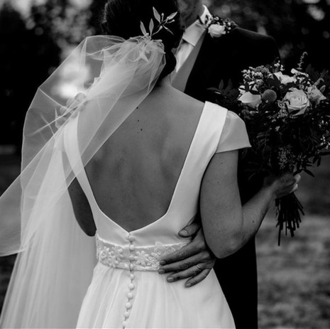 Une mariée avec des épingles à cheveux de mariée dans son chignon