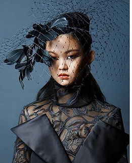 Création de chapeau artistique signée Yulia Eremina sur le podium de la MBFWMadrid.
