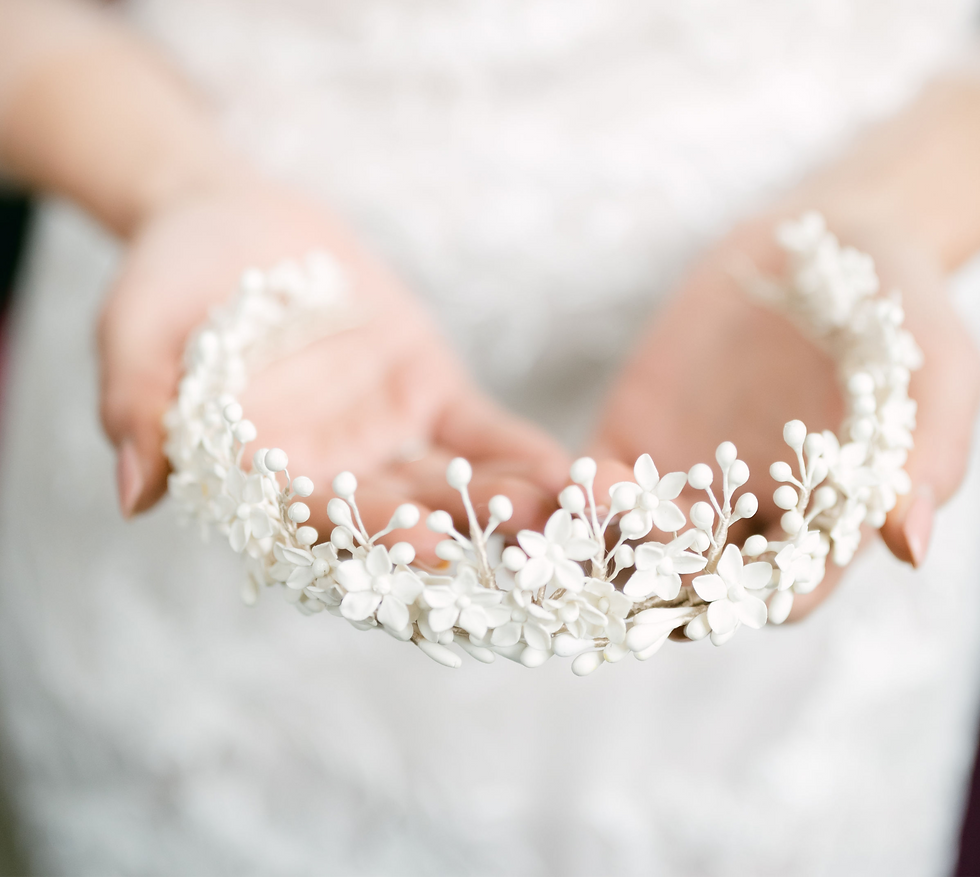 Couronne de mariée blanche en porcelaine froide, façonnée à la main, aux pétales délicats et finition lumineuse.