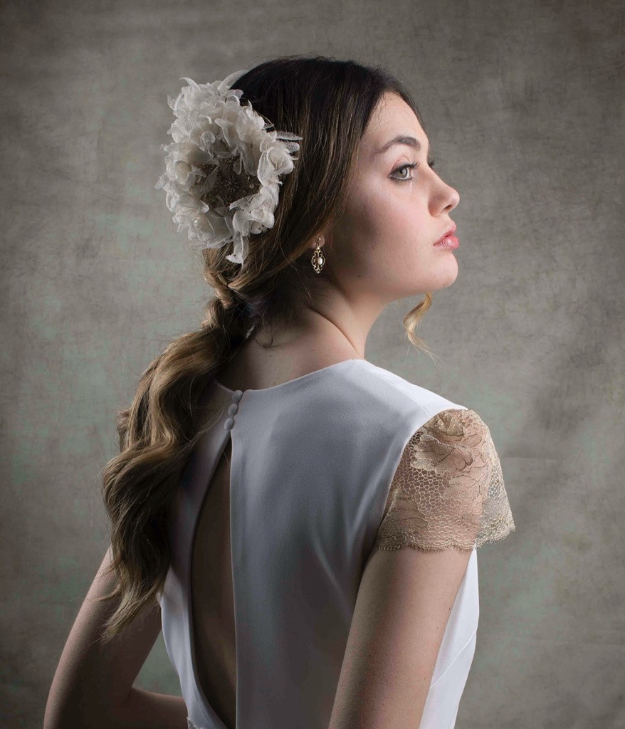 Coiffe arrière de mariée en demi‑lune brodée de soie, de dentelle dorée et de strass fins, création artisanale.
