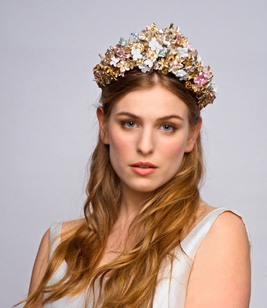 Couronne de mariée Joséphine en porcelaine froide, avec fleurs et pétales modelés et peints à la main.