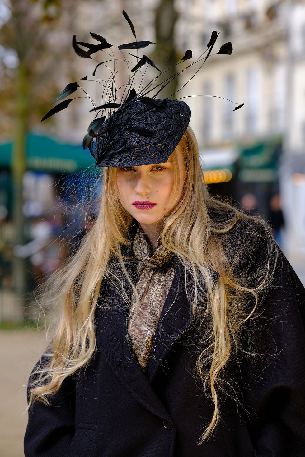 Miniature : Chapeau carré noir en sinamay, fait main dans l’atelier Maison Eremina, orné de plumes noires.