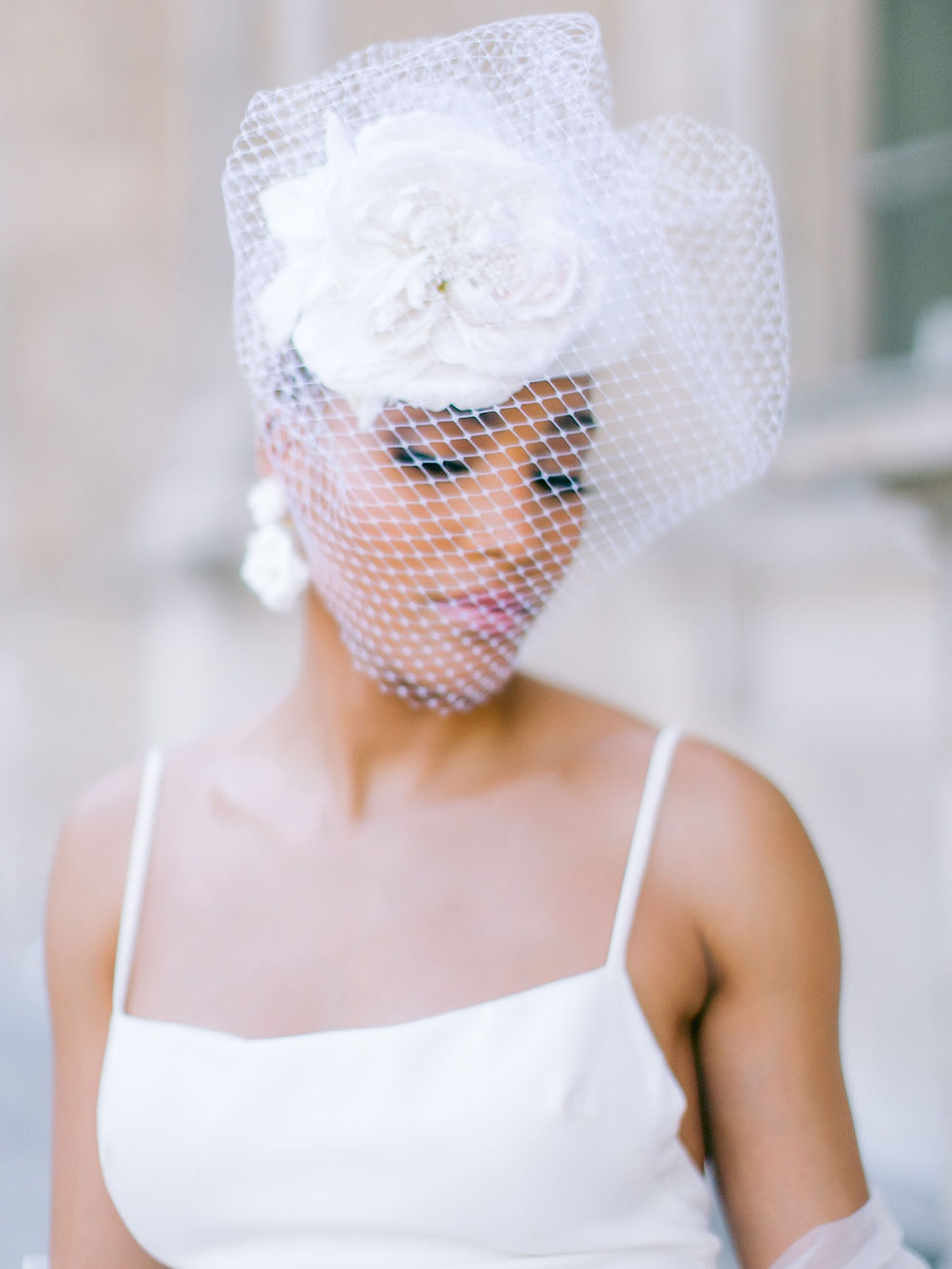 Miniature : Chapeau de mariée en sinamay avec rose en soie faite main et voile résille – Maison Eremina