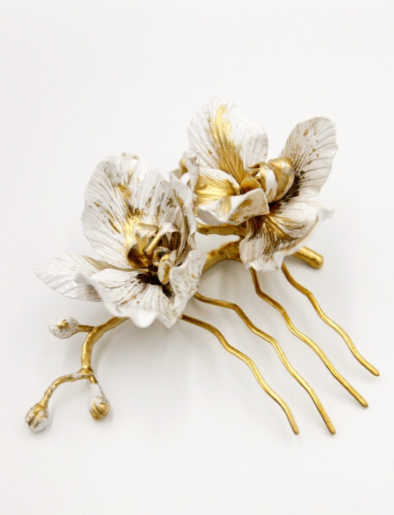Accessoire de chignon à l’arrière en porcelaine froide blanche et dorée, composé de fleurs sculptées, porté sur un chignon ba