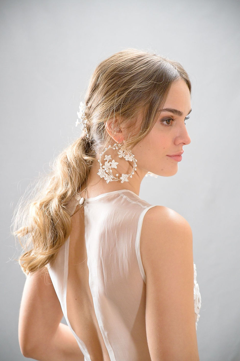 Miniature : Boucles d’oreilles de mariée Beatrice – grandes créoles dorées avec fleurs blanches en porcelaine froide, moulées à la main.