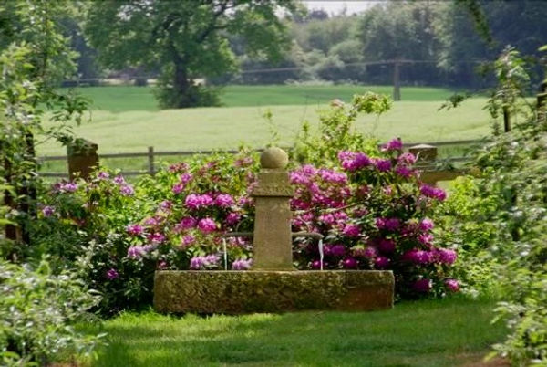 antiker Patiobrunnen aus Sandstein