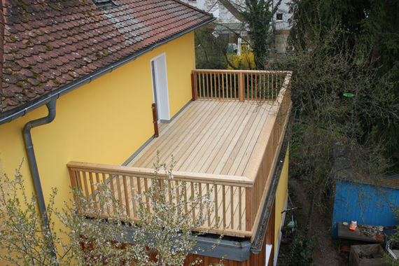 Dachterrasse aus Lärchenholz mit Absturzsicherung aus Lärchenholz
