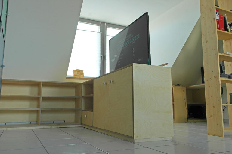 TV-Möbel mit Tv-Lift aus Multiplex