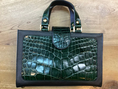 クロコのバックをリメイク致しました。カバン&ポシェット&カード入れ&キーホルダー４点　可愛い🩷と喜んで頂き嬉しくなって盛り上がりました❣️