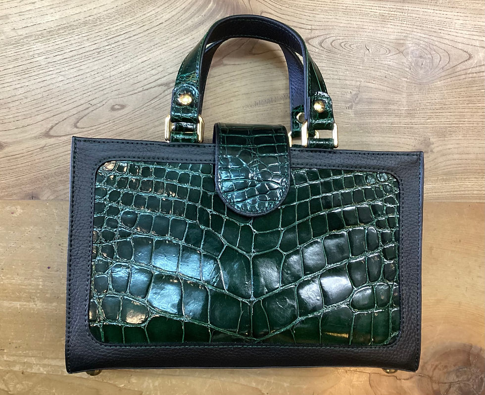 クロコのバックをリメイク致しました。カバン&ポシェット&カード入れ&キーホルダー４点　可愛い🩷と喜んで頂き嬉しくなって盛り上がりました❣️