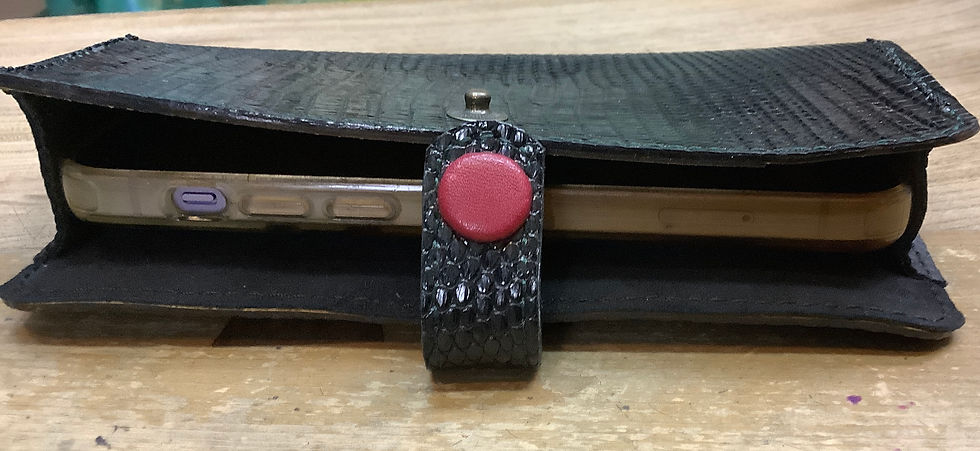 携帯入れにベルト通しを付けました！とても便利なので、ネットで買いましたが、すぐ壊れるのです！今まで3個使いました‼️